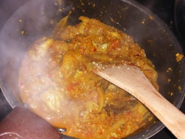 ネパール料理基礎講座⑤　レシピ：ネパールで一番人気のヤギカレー【カシコ・レト】